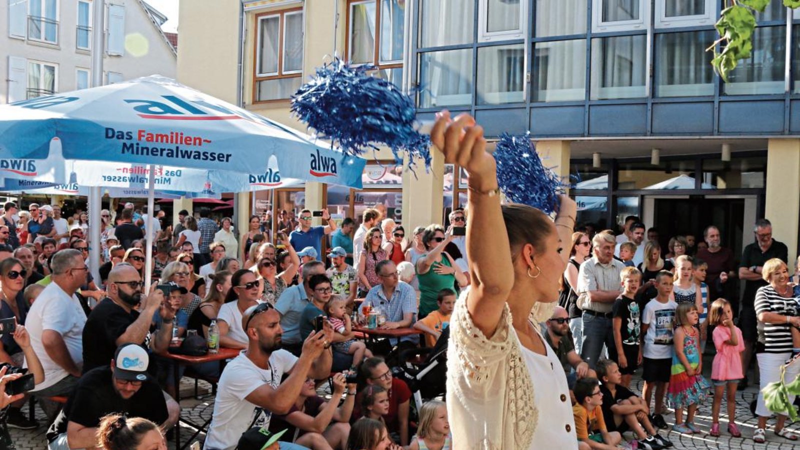 Regieanweisung für die Kinder auf der Festbühne beim Sersheimer Luggelesfest. Fotos: Bögel