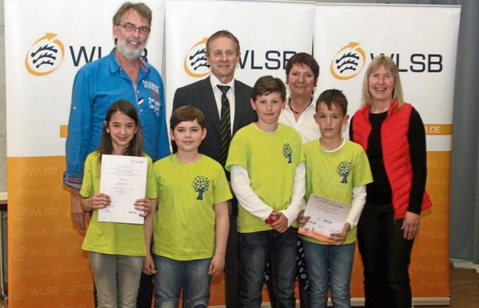 Rektor Traugott Ruske, Edwin Gahai, Elvira Menzer-Haasis und Klassenlehrerin Irene Buchmann (hintere Reihe von links) lobten die Schüler Luana Corbo, Patrick Berger, Noah Grözinger und Marco Gutjahr (vordere Reihe von links) stellvertretend für alle Teilnehmer für ihr Engagement.  Foto: p
