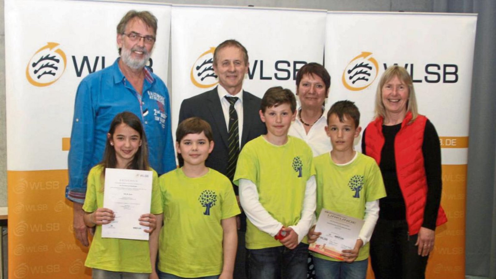 Rektor Traugott Ruske, Edwin Gahai, Elvira Menzer-Haasis und Klassenlehrerin Irene Buchmann (hintere Reihe von links) lobten die Schüler Luana Corbo, Patrick Berger, Noah Grözinger und Marco Gutjahr (vordere Reihe von links) stellvertretend für alle Teilnehmer für ihr Engagement. Foto: p Rektor Traugott Ruske, Edwin Gahai, Elvira Menzer-Haasis und Klassenlehrerin Irene Buchmann (hintere Reihe von links) lobten die Schüler Luana Corbo, Patrick Berger, Noah Grözinger und Marco Gutjahr (vordere Reihe von links) stellvertretend für alle Teilnehmer für ihr Engagement. Foto: p