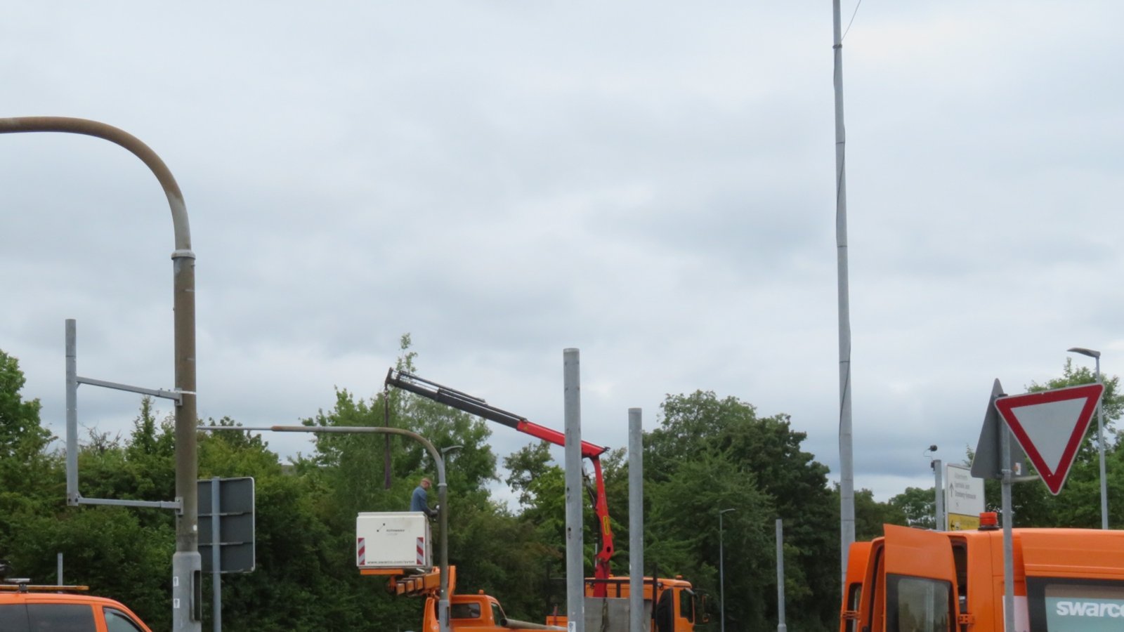 Die Sanierung der Franckstraße in Vaihingen geht pünktlich los. Geplante Dauer: acht Wochen. Zuerst wird die Ampelanlage abgebaut.  Foto: Arning