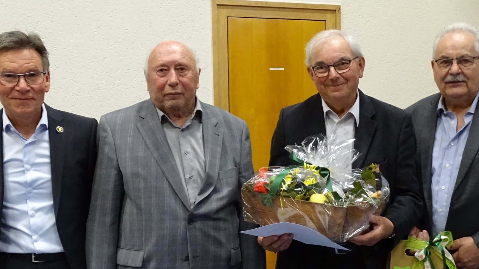 Ehrung für 60 Jahre Mitgliedschaft: Die beiden Vorsitzenden Joachim Zimmermann (links) und Thomas Wörner (rechts) mit den Jubilaren Erwin Dietterle (Zweiter von links) und Siegfried Jauß. Foto: p Ehrung für 60 Jahre Mitgliedschaft: Die beiden Vorsitzenden Joachim Zimmermann (links) und Thomas Wörner (rechts) mit den Jubilaren Erwin Dietterle (Zweiter von links) und Siegfried Jauß. Foto: p