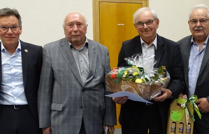 Ehrung für 60 Jahre Mitgliedschaft: Die beiden Vorsitzenden Joachim Zimmermann (links) und Thomas Wörner (rechts) mit den Jubilaren Erwin Dietterle (Zweiter von links) und Siegfried Jauß.  <span class='image-autor'>Foto: p</span>