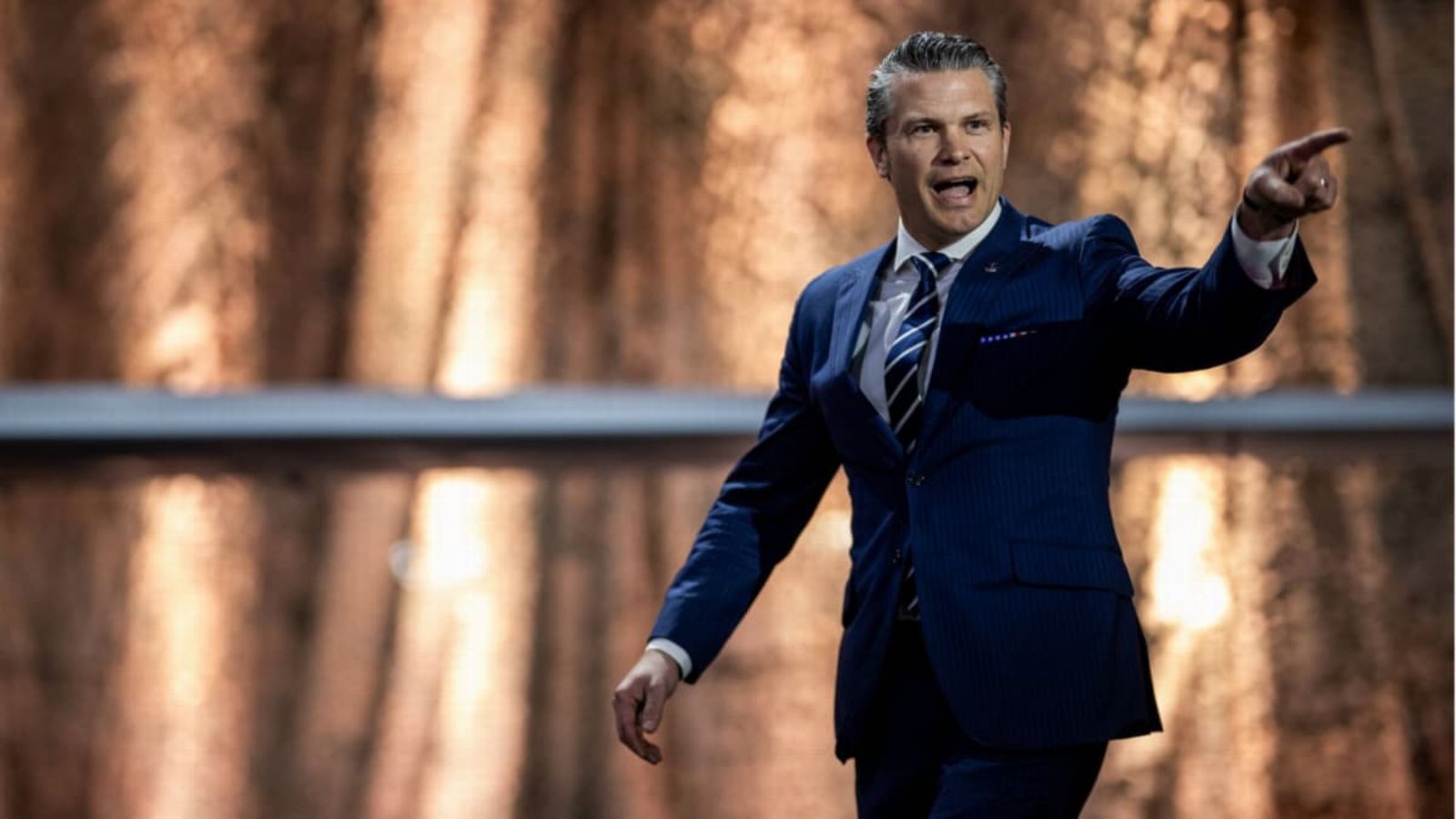 Heiliger Krieger: US-Kriegsminister Pete Hegseth besuscht am 15. Mai 2025 die Al Udeid Air Base in Doha, Qatar.Imago/ZUMA Press Wire Heiliger Krieger: US-Kriegsminister Pete Hegseth besuscht am 15. Mai 2025 die Al Udeid Air Base in Doha, Qatar.Imago/ZUMA Press Wire