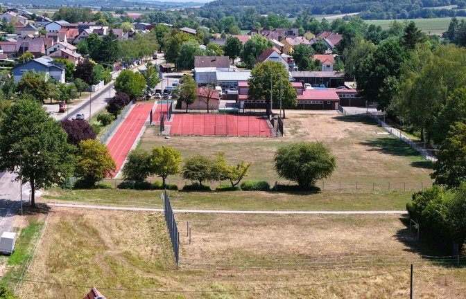 Der bisherige Bolzplatz vor dem Weg soll zur Pumptrackanlage werden. Dahinter schließen sich die übrigen Sportstätten an. <span class='image-autor'>Foto: Küppers</span>