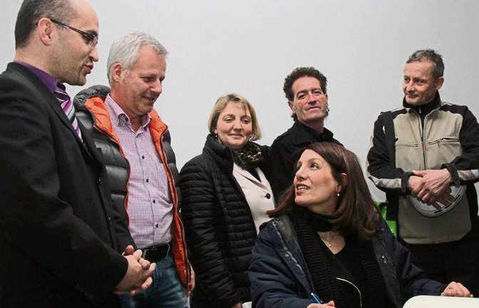 Harald Eiberger, Thomas Knapp, Katja Mast und die Gemeinderäte Peter Pförsisch und Uwe Kitzberger (von links) freuen sich über den Besuch der Integrationsministerin Bilkay Öney, die sich ins Goldene Buch der Gemeinde Illingen einträgt.  Foto: Rostek