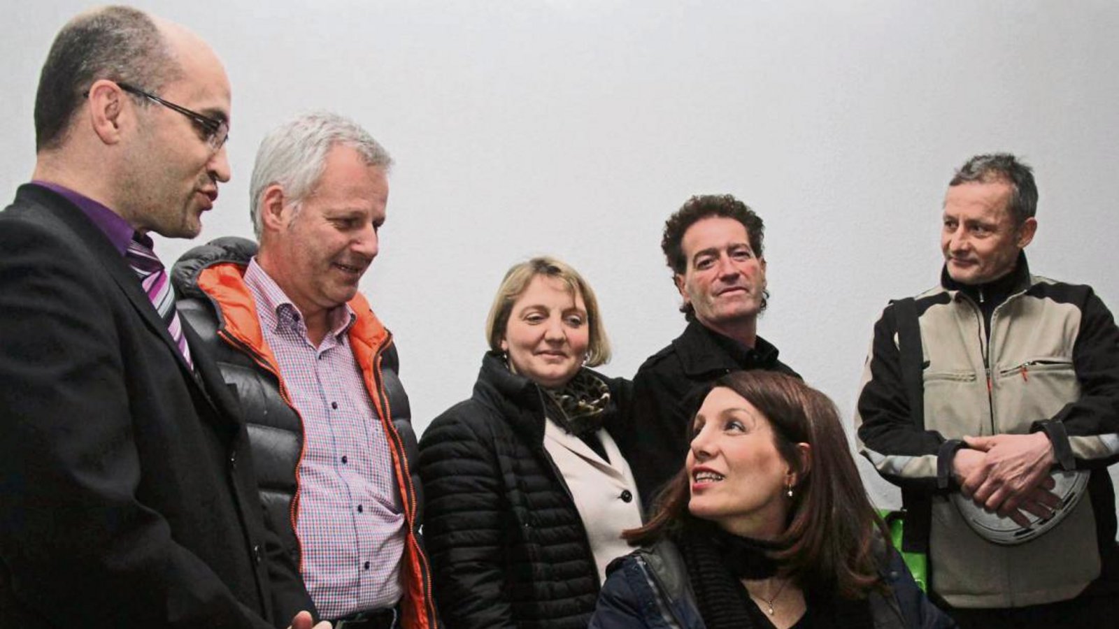 Harald Eiberger, Thomas Knapp, Katja Mast und die Gemeinderäte Peter Pförsisch und Uwe Kitzberger (von links) freuen sich über den Besuch der Integrationsministerin Bilkay Öney, die sich ins Goldene Buch der Gemeinde Illingen einträgt. Foto: Rostek Harald Eiberger, Thomas Knapp, Katja Mast und die Gemeinderäte Peter Pförsisch und Uwe Kitzberger (von links) freuen sich über den Besuch der Integrationsministerin Bilkay Öney, die sich ins Goldene Buch der Gemeinde Illingen einträgt. Foto: Rostek