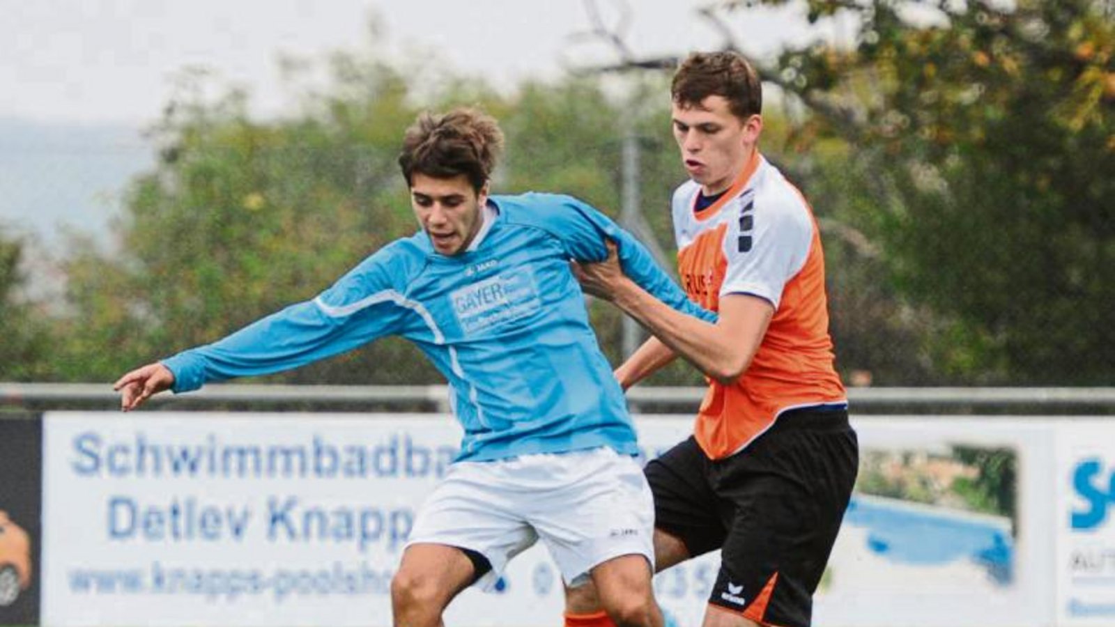 Iptingens Joshua Strasser (rechts) attackiert Nikola Ristomanov. Am Ende mit wenig Erfolg: Der SVI verlor gegen den TSV Nussdorf mit 0:3. Foto: Leitner Iptingens Joshua Strasser (rechts) attackiert Nikola Ristomanov. Am Ende mit wenig Erfolg: Der SVI verlor gegen den TSV Nussdorf mit 0:3. Foto: Leitner