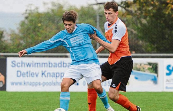 Iptingens Joshua Strasser (rechts) attackiert Nikola Ristomanov. Am Ende mit wenig Erfolg: Der SVI verlor gegen den TSV Nussdorf mit 0:3. Foto: Leitner