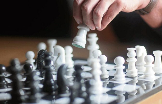 Das VKZ-Schachduell hat sich nach einer ruhigen Anfangsphase aufgrund zu passiver Entwicklung von Schwarz zu einer Schlacht um den schwarzen König entwickelt.  Foto: Archiv/Küppers