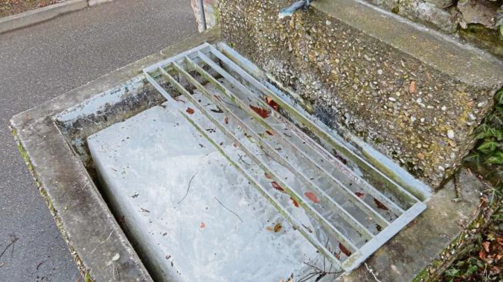 Eiszeit im Gießwasserbecken auf dem Vaihinger Friedhof. Da bleibt nur: Warten auf wärmeres Wetter. Foto: Arning Eiszeit im Gießwasserbecken auf dem Vaihinger Friedhof. Da bleibt nur: Warten auf wärmeres Wetter. Foto: Arning