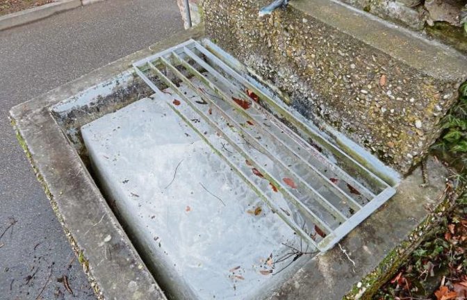 Eiszeit im Gießwasserbecken auf dem Vaihinger Friedhof. Da bleibt nur: Warten auf wärmeres Wetter.  Foto: Arning