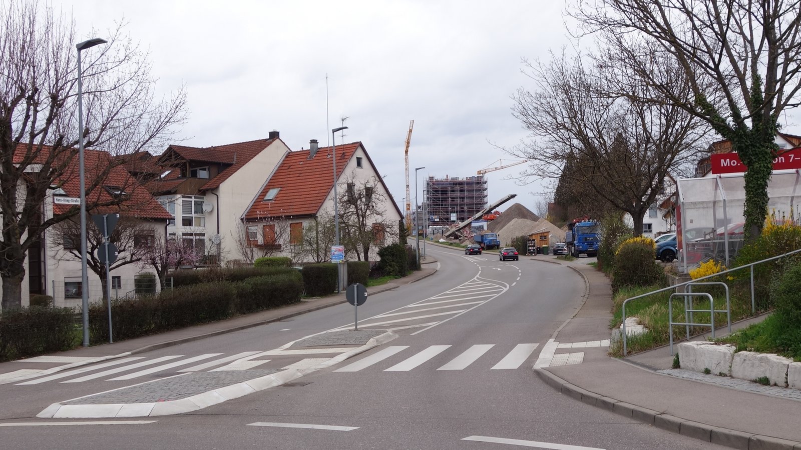 Blick auf die Hans-Krieg-Straße vom Kreisverkehr beim oberen Rewe in Richtung Heiligkreuzstraße.  Foto: Rücker