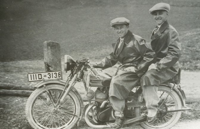 Die Oßweiler Willy Luithardt und Peter von Au auf einem Standard-Motorrad, 1938.  <span class='image-autor'>Foto: p</span>