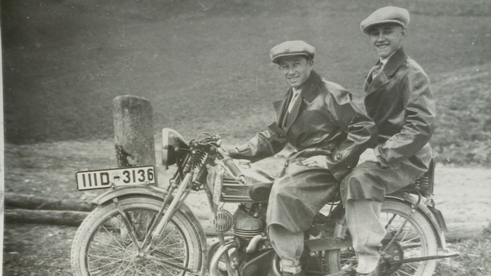 Die Oßweiler Willy Luithardt und Peter von Au auf einem Standard-Motorrad, 1938.  Foto: p