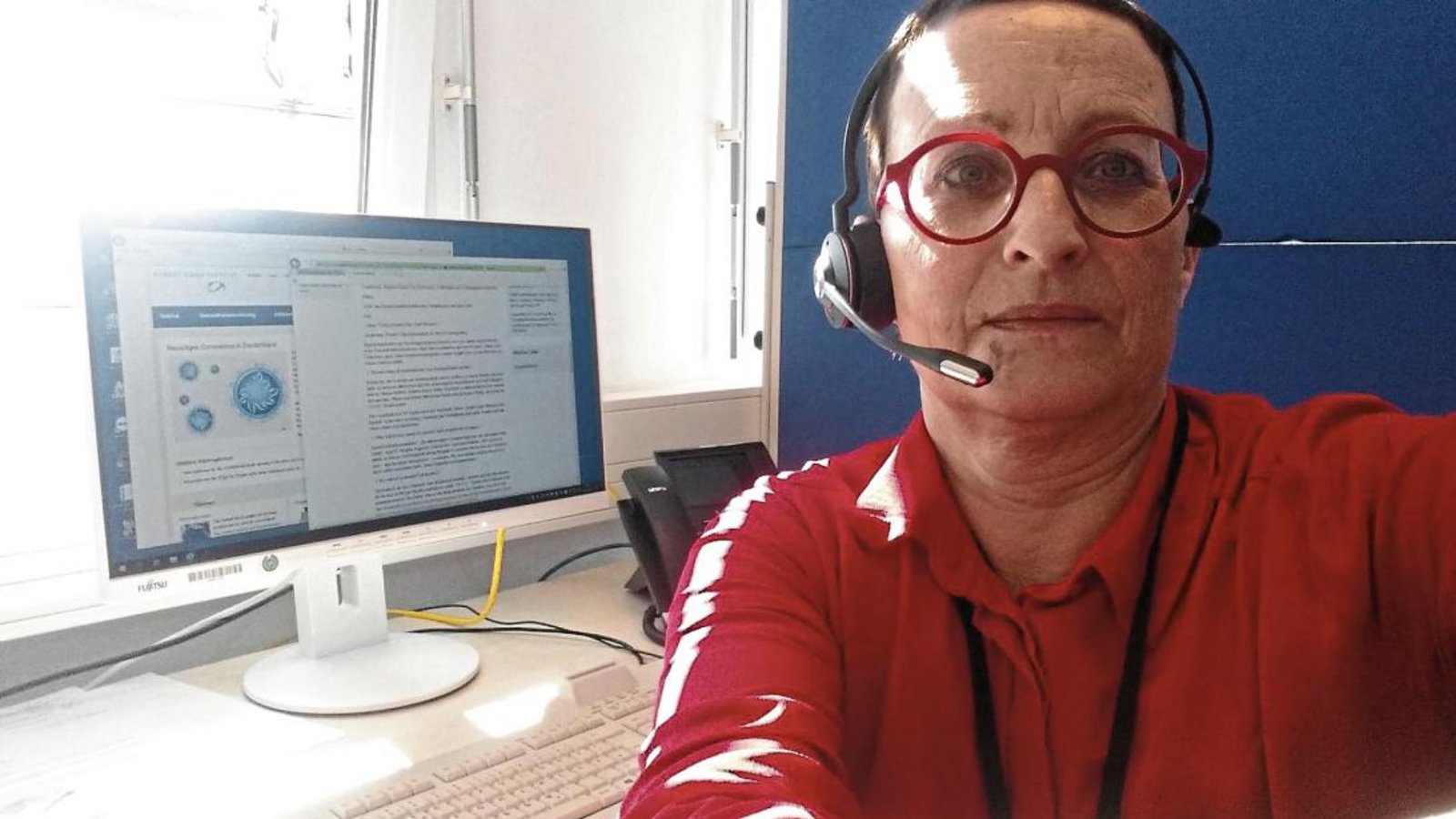 Zusammen mit ihren Kollegen nimmt Susanne Roth die Anrufe bei der Corona-Hotline des Enzkreises entgegen.  Foto: Roth