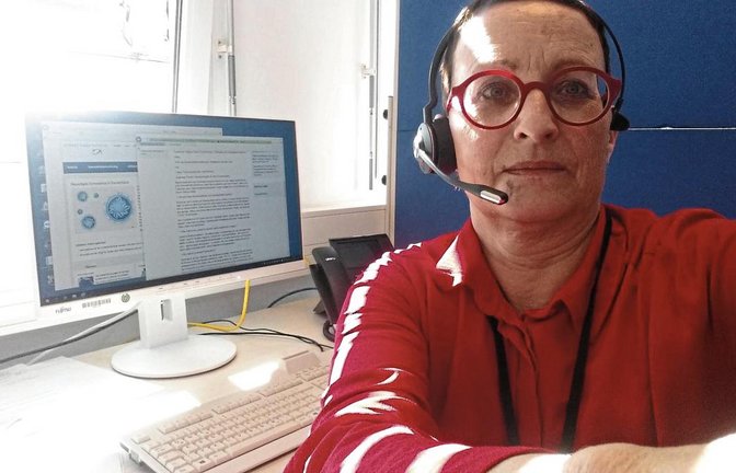 Zusammen mit ihren Kollegen nimmt Susanne Roth die Anrufe bei der Corona-Hotline des Enzkreises entgegen.  Foto: Roth