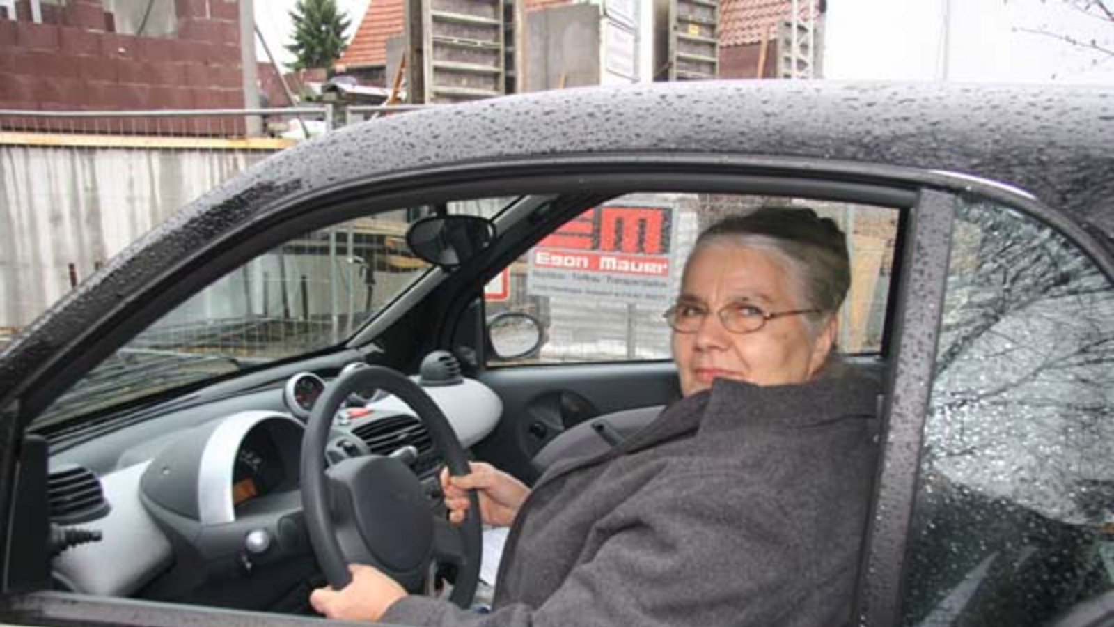 Schwester Pauline in ihrem Flitzer. Schwester Pauline in ihrem Flitzer.