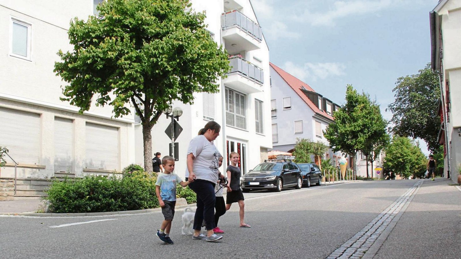 Wer die Hauptstraße überqueren will, muss gewissenhaft schauen, ob die Straße frei ist. „Oft wird hier zu schnell gefahren. Für Kinder ist das sehr gefährlich“, sagt Jordan. Foto: Rostek