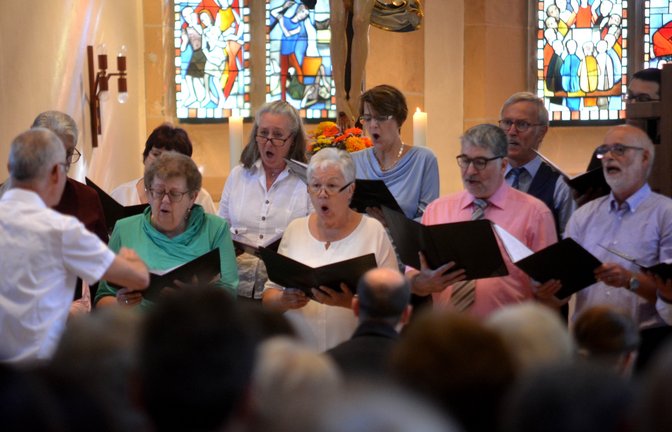 100 Jahre: die Sängerinnen und Sänger des Kirchenchors Illingen feiern das Jubiläum mit einem Festgottesdienst in der Cyriakuskirche. <span class='image-autor'>Fotos: Stahlfeld</span>