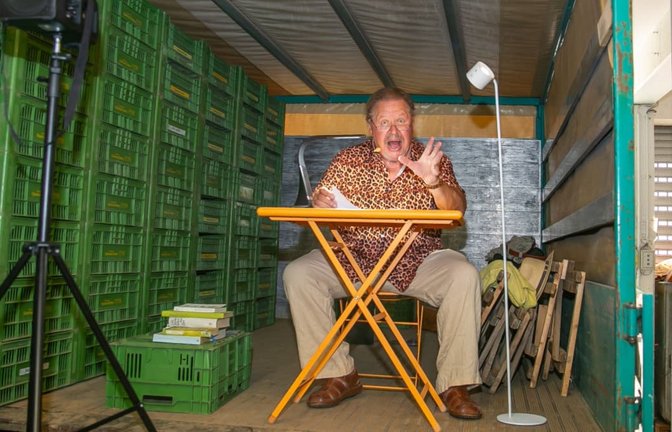 Gerhard Polacek machte einen Gemüselaster zur Bühne – und das Publikum lauschte zwischen Möhren und Radieschen.<span class='image-autor'>Roberto Bulgrin</span>