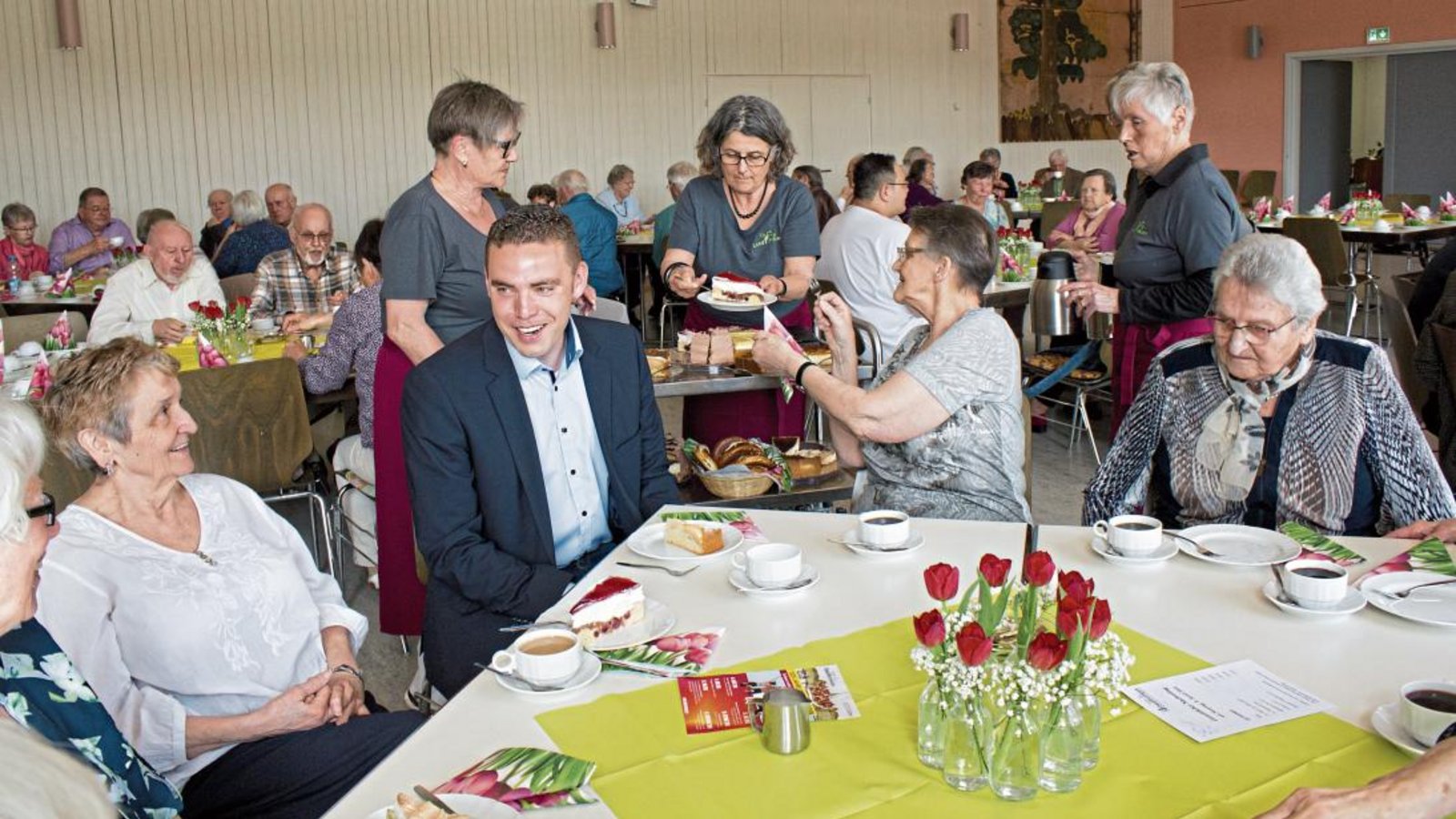 Bei Kaffee und Kuchen mit Bürgermeister Wittendorfer gibt es Infos zur Kommunalpolitik. Fotos: Friedrich