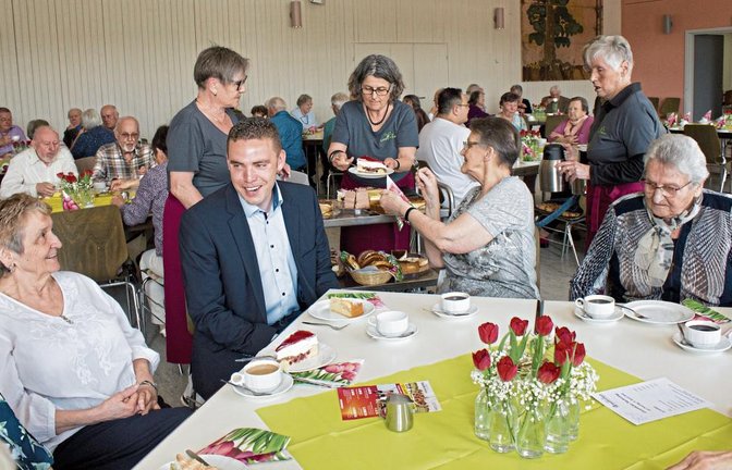 Bei Kaffee und Kuchen mit Bürgermeister Wittendorfer gibt es Infos zur Kommunalpolitik. Fotos: Friedrich