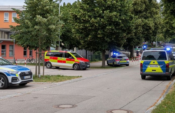 Polizei und Rettungskräfte eilten zum Tatort.<span class='image-autor'>Christoph Peters/Münchner Merkur/tz/dpa</span>