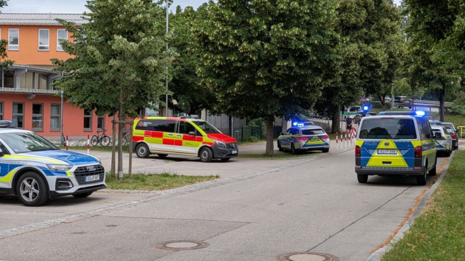 Polizei und Rettungskräfte eilten zum Tatort.Christoph Peters/Münchner Merkur/tz/dpa