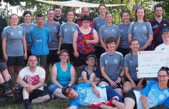Fußballerinnen und Vertreter der Lebenshilfe erleben im Rahmen der Spendenübergabe einen gemeinsamen Trainingsabend. <span class='image-autor'>Foto: privat</span>