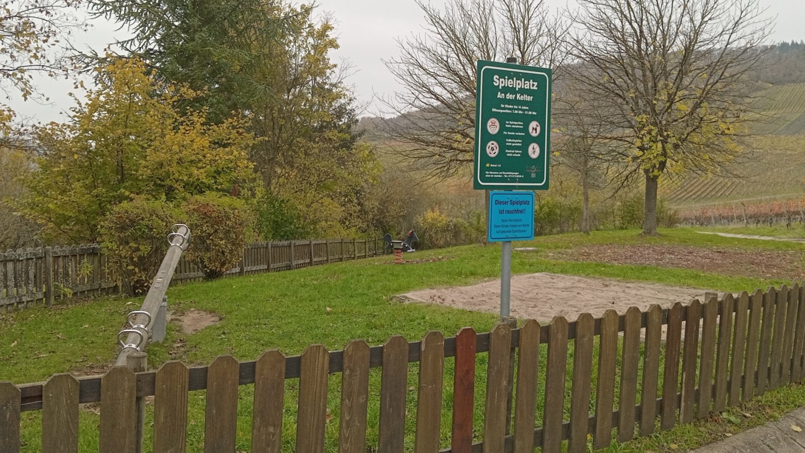 Der Spielplatz in der Kelterstraße hat keine Schaukeln mehr. Foto: Glemser Der Spielplatz in der Kelterstraße hat keine Schaukeln mehr. Foto: Glemser