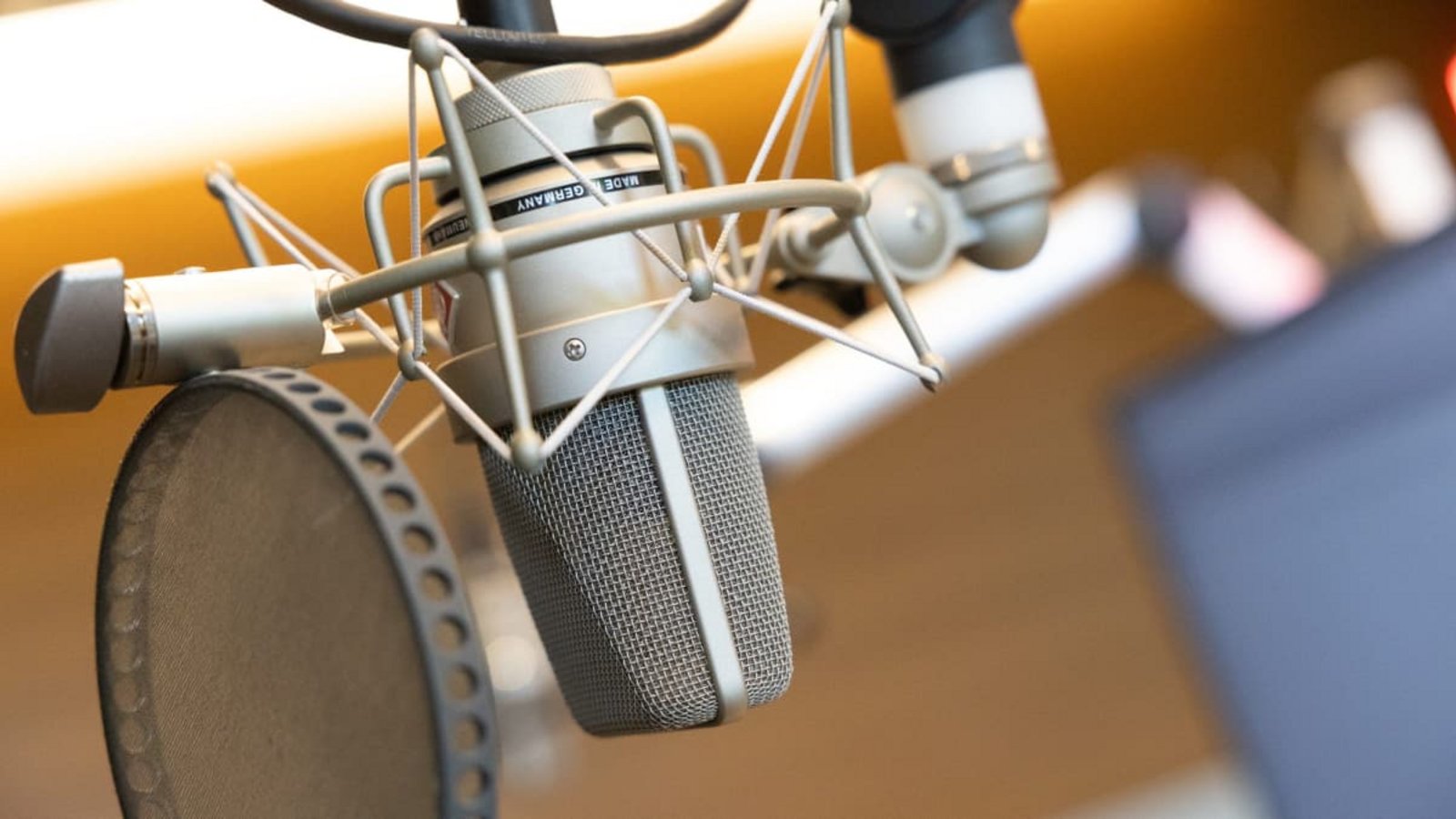 In Tonstudios arbeiten Sprecher, Regie, Übersetzer, Cutter und viele andere Menschen, um die deutsche Fassung eines Films auf die Leinwand zu bringen. Übernimmt KI bald vollständig ihre Berufe?Hans Scherhaufer/epd In Tonstudios arbeiten Sprecher, Regie, Übersetzer, Cutter und viele andere Menschen, um die deutsche Fassung eines Films auf die Leinwand zu bringen. Übernimmt KI bald vollständig ihre Berufe?Hans Scherhaufer/epd