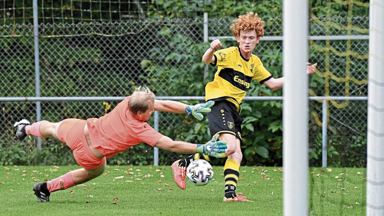 Beim 9:0-Sieg des TSV Ensingen gegen den FC Gündelbach hat Kevin Steinl den FCG-Keeper Falk Zeeh innerhalb von 13 Minuten gleich drei Mal überwunden. FotoL Leitner Beim 9:0-Sieg des TSV Ensingen gegen den FC Gündelbach hat Kevin Steinl den FCG-Keeper Falk Zeeh innerhalb von 13 Minuten gleich drei Mal überwunden. FotoL Leitner