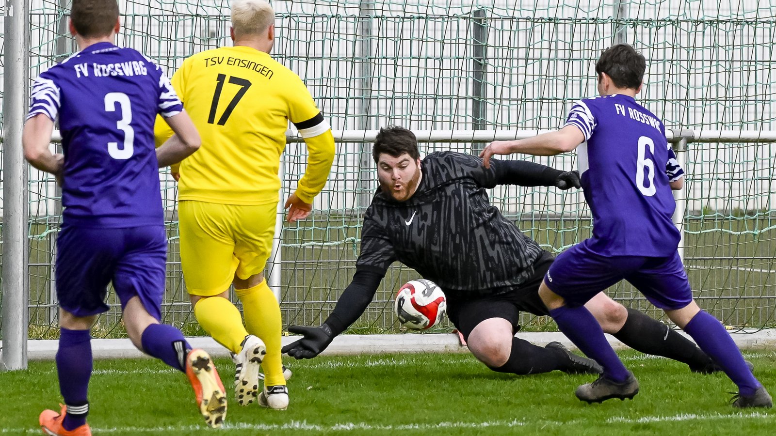 FVR-Keeper Philipp Alexander Söll muss ich mächtig strecken, um den Ball vor Gianluca Fronte (in Gelb) noch zu bekommen. Foto: Leitner