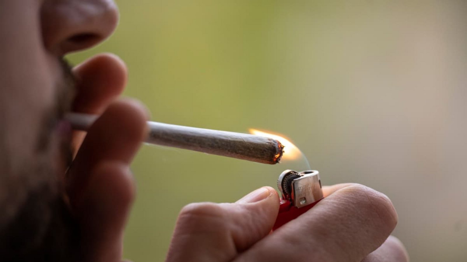 Die Teillegalisierung von Cannabis bedeutet nicht, dass man high mit dem Auto fahren sollte.Hannes P Albert/dpa Die Teillegalisierung von Cannabis bedeutet nicht, dass man high mit dem Auto fahren sollte.Hannes P Albert/dpa