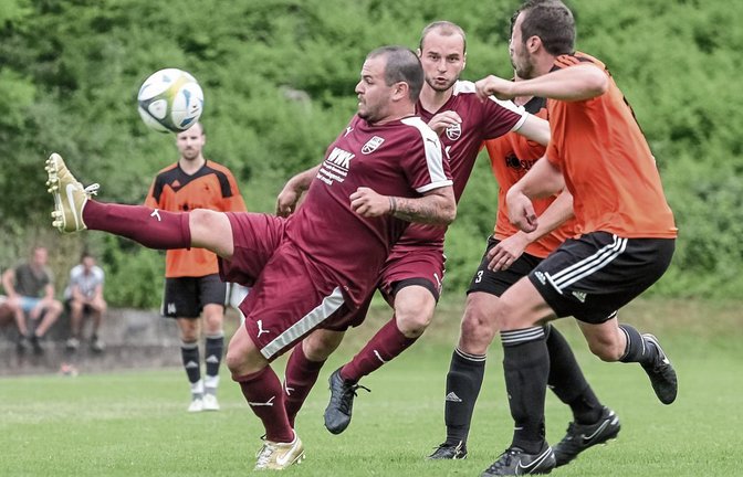 Pasquale Arena versucht sich mit seinen Ballkünsten, doch gegen den TSV Kleinglattbach fehlt im spannenden Finale die zündende Idee zum Torerfolg. Foto: Simecek