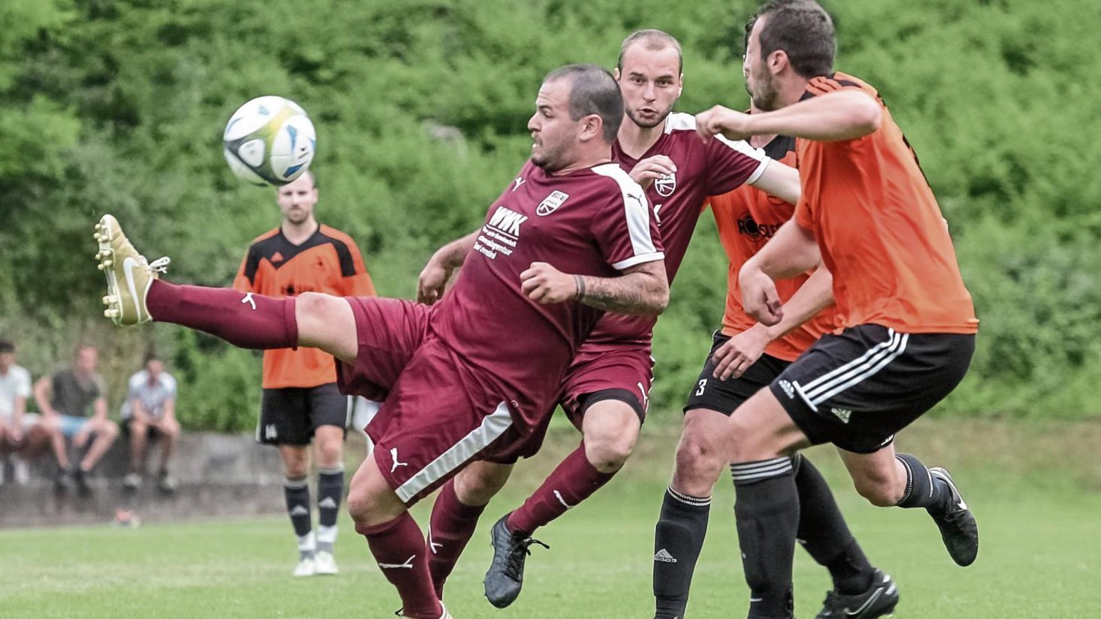 Pasquale Arena versucht sich mit seinen Ballkünsten, doch gegen den TSV Kleinglattbach fehlt im spannenden Finale die zündende Idee zum Torerfolg. Foto: Simecek