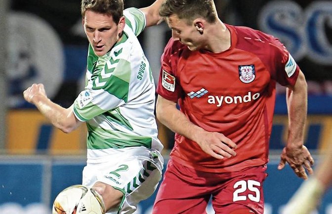 Benedikt Röcker (links), hier noch im Trikot des Zweitligisten SpVgg Greuther Fürth, ist bei Bröndby IF eine feste Größe in der Innenverteidigung. Foto: Archiv/Eibner