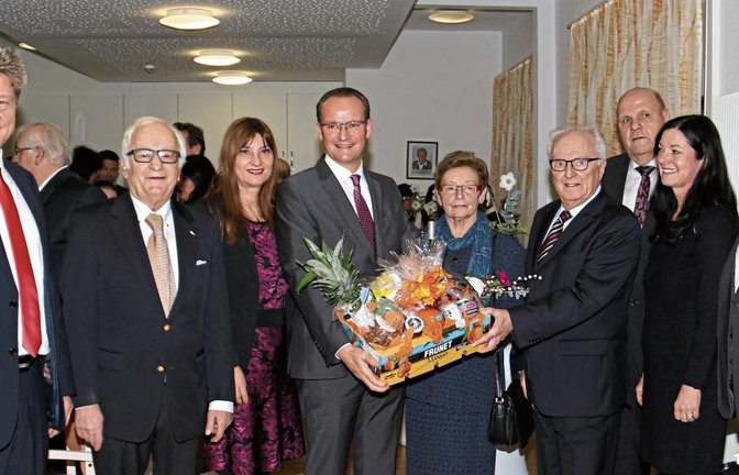Die ehemaligen Bürgermeister Illingens Ulrich Hintermayer, Ewald Veigel (von links) und Jochen Protzer (rechts) gehören ebenso zu den Gratulanten wie Gunther Krichbaum (MdB, links am Geschenkekorb mit Gattin Oana), CDU-Ortsverbandsvorsitzende Angela Adam (Zweite von rechts) und Karl-Wilhelm Röhm (Dritter von rechts). In der Mitte Renate Scheuermann mit Jubilar Winfried Scheuermann.  Fotos: Rücker