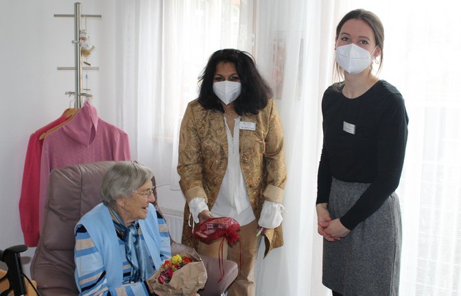 Heimbewohnerin Berta Störk (von links) freute sich über den Besuch der Mitarbeiterinnen des Gesundheitsamts, Uschi Traub und Katharina Klenk.  <span class='image-autor'>Foto: AWO</span>