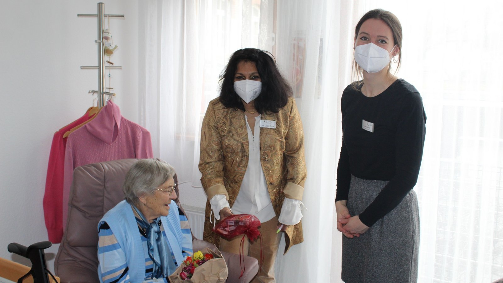 Heimbewohnerin Berta Störk (von links) freute sich über den Besuch der Mitarbeiterinnen des Gesundheitsamts, Uschi Traub und Katharina Klenk.  Foto: AWO