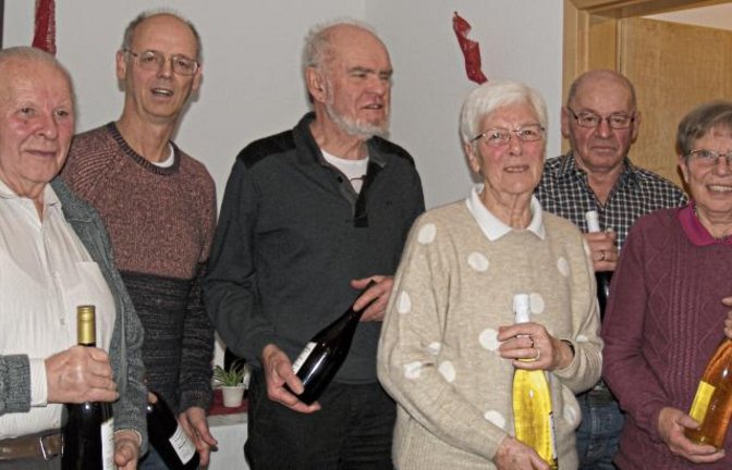 Die Wanderführer erhielten für ihr Engagement eine Flasche Wein (von links): Josef Schertzl, Harald Bluhm, Wolfgang Zeise, Agnes und Albrecht Kurz sowie Hildegard Burger. Es fehlen Annette und Lars Weydt.  Foto: p