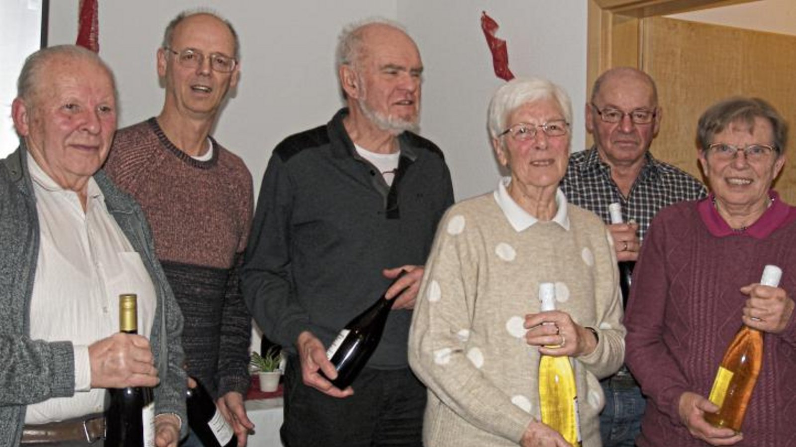 Die Wanderführer erhielten für ihr Engagement eine Flasche Wein (von links): Josef Schertzl, Harald Bluhm, Wolfgang Zeise, Agnes und Albrecht Kurz sowie Hildegard Burger. Es fehlen Annette und Lars Weydt.  Foto: p