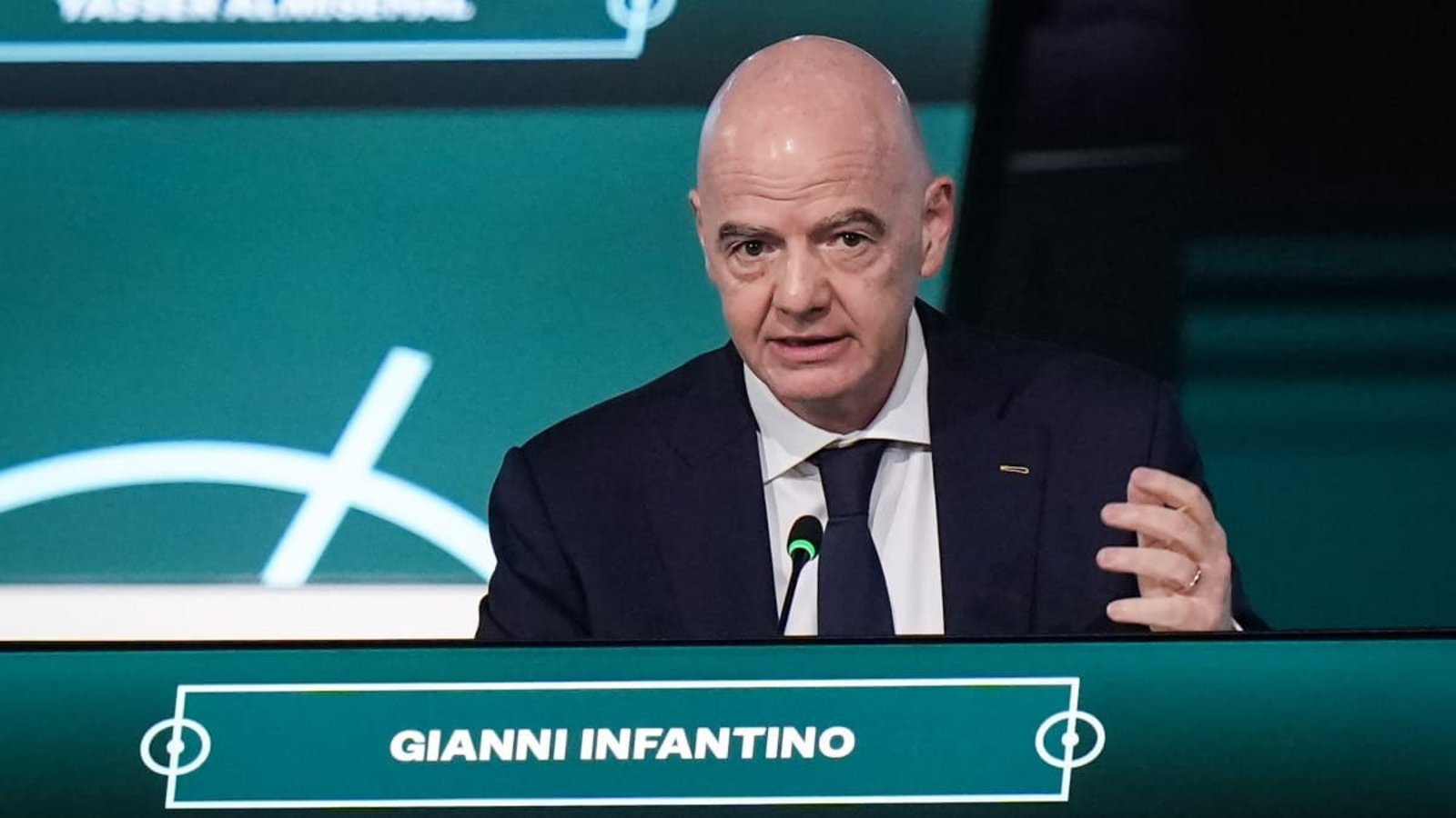 Bisher hielt FIFA-Präsident Gianni Infantino fest an seinen Privilegien. Nun kündigt er in einem Brief an die Mitgliedsverbände überraschend eine unabhängige Überprüfung an. (Archivbild)Darryl Dyck/The Canadian Press/AP/dpa Bisher hielt FIFA-Präsident Gianni Infantino fest an seinen Privilegien. Nun kündigt er in einem Brief an die Mitgliedsverbände überraschend eine unabhängige Überprüfung an. (Archivbild)Darryl Dyck/The Canadian Press/AP/dpa