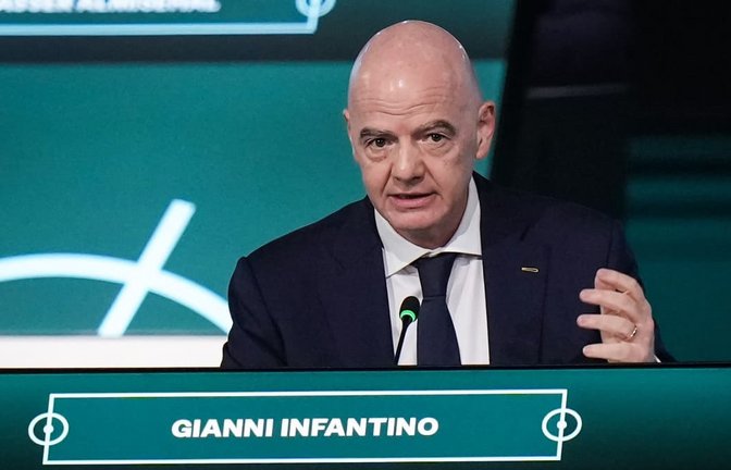 Bisher hielt FIFA-Präsident Gianni Infantino fest an seinen Privilegien. Nun kündigt er in einem Brief an die Mitgliedsverbände überraschend eine unabhängige Überprüfung an. (Archivbild)<span class='image-autor'>Darryl Dyck/The Canadian Press/AP/dpa</span>