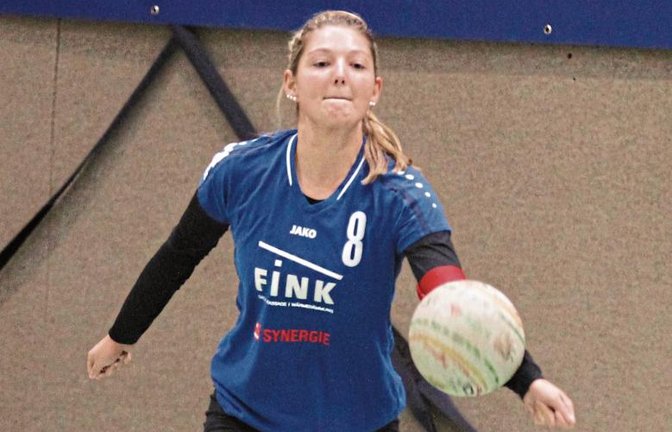 Stefanie Späth und die TVV-Faustballerinnen kamen nie wirklich ins Spiel. Foto: Nachreiner