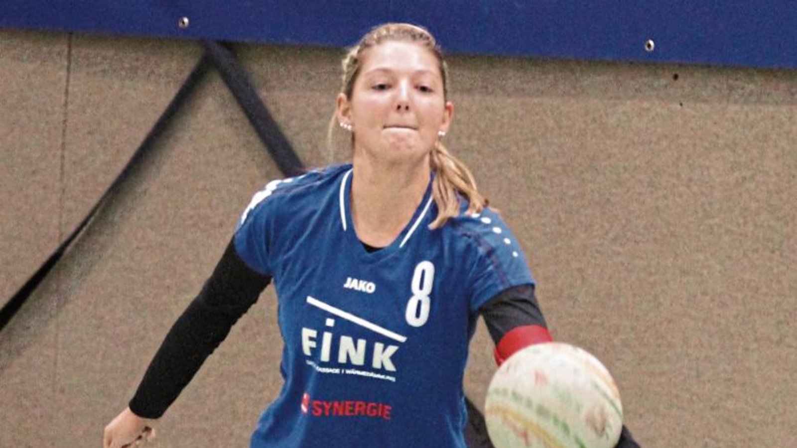 Stefanie Späth und die TVV-Faustballerinnen kamen nie wirklich ins Spiel. Foto: Nachreiner