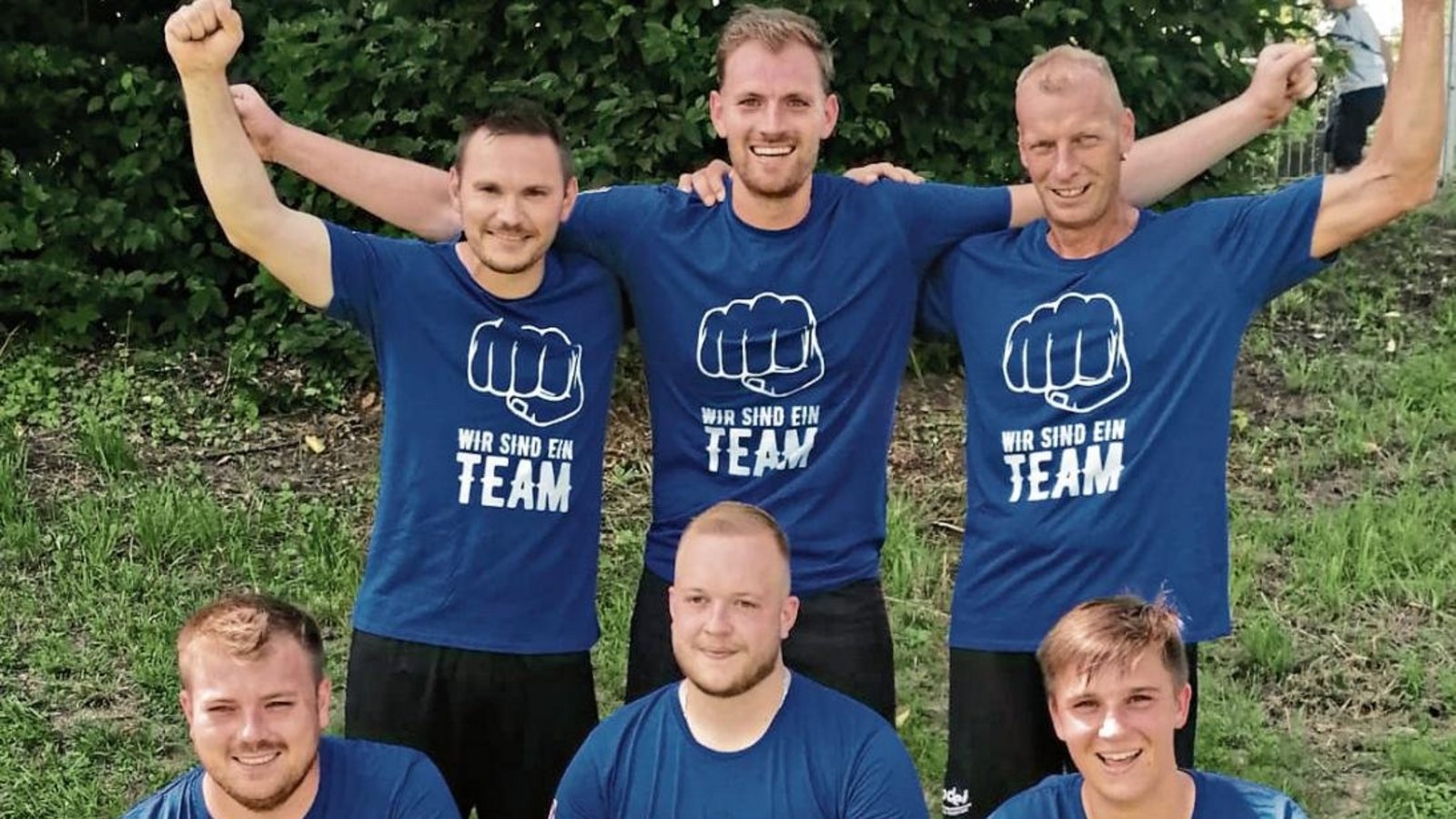 Bejubeln den Titel in der Landesliga Nord: (stehend von links) Tobias Hummel, Tobias Knodel und Thomas Schmid sowie (kniend von links) Bastian Knodel, Markus Nill und Felix Leucht vom TV Ochsenbach Foto: privat Bejubeln den Titel in der Landesliga Nord: (stehend von links) Tobias Hummel, Tobias Knodel und Thomas Schmid sowie (kniend von links) Bastian Knodel, Markus Nill und Felix Leucht vom TV Ochsenbach Foto: privat