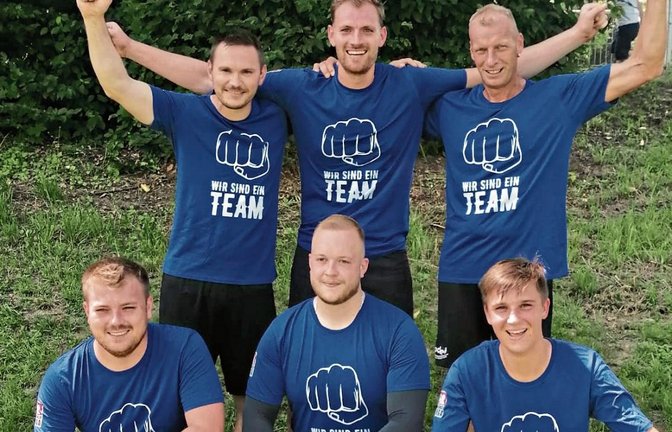 Bejubeln den Titel in der Landesliga Nord: (stehend von links) Tobias Hummel, Tobias Knodel und Thomas Schmid sowie (kniend von links) Bastian Knodel, Markus Nill und Felix Leucht vom TV Ochsenbach   Foto: privat