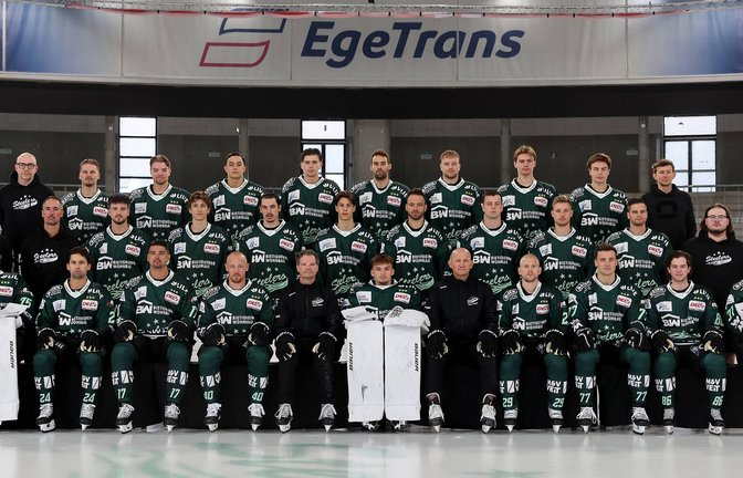 Mit diesem Team gehen die Bietigheim Steelers in die neue Saison: Mike Holl (hinten von links), Justin Büsing, Steven Raabe, Mai Crnkic, Dominik Klein, Tim Bender, Mike Fischer, Matthias Pape, Max Ziergiebel, Gregor Rustige (Mitte von links), Magnus Schüler, Patrik Vogl, Lois Spitzner, Luca Franzese, David Cerny, Maksim Hanzek, Mick Hochreither, Bastian Eckl, Maximilian Söll, Benjamin Zientek, Kasper Kauhanen, Eva Lindner (vorne von links), Cedric Nachtmann, Cole Fonstad, Marek Racuk, Tim Schüle, Tim Kehler, Keanu Salmik, Boris Blank, Alexander Preibisch, Arne Uplegger, Nolan Ritchie und Dean Döge. <span class='image-autor'>Foto: Baumann</span>