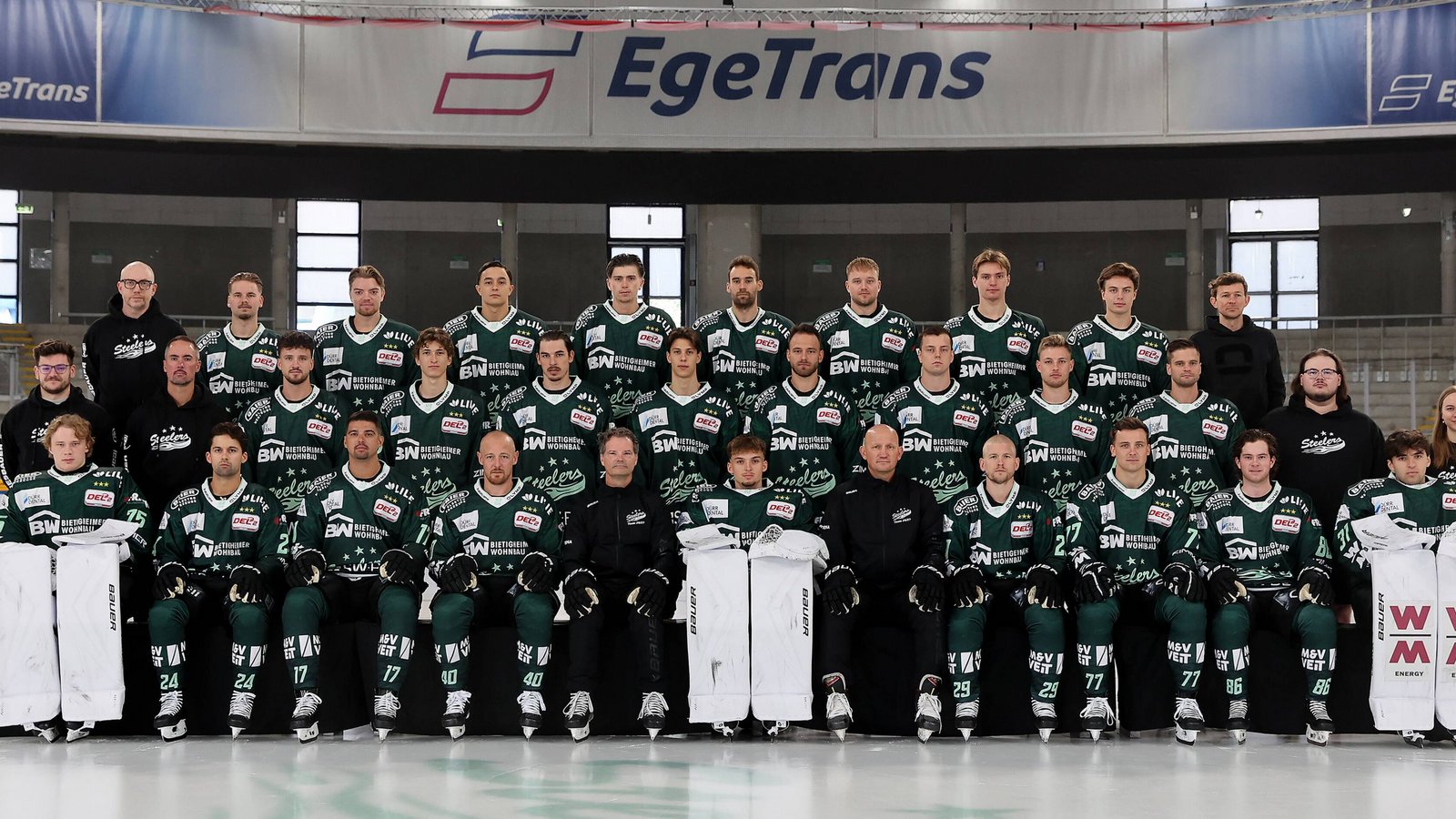 Mit diesem Team gehen die Bietigheim Steelers in die neue Saison: Mike Holl (hinten von links), Justin Büsing, Steven Raabe, Mai Crnkic, Dominik Klein, Tim Bender, Mike Fischer, Matthias Pape, Max Ziergiebel, Gregor Rustige (Mitte von links), Magnus Schüler, Patrik Vogl, Lois Spitzner, Luca Franzese, David Cerny, Maksim Hanzek, Mick Hochreither, Bastian Eckl, Maximilian Söll, Benjamin Zientek, Kasper Kauhanen, Eva Lindner (vorne von links), Cedric Nachtmann, Cole Fonstad, Marek Racuk, Tim Schüle, Tim Kehler, Keanu Salmik, Boris Blank, Alexander Preibisch, Arne Uplegger, Nolan Ritchie und Dean Döge. Foto: Baumann Mit diesem Team gehen die Bietigheim Steelers in die neue Saison: Mike Holl (hinten von links), Justin Büsing, Steven Raabe, Mai Crnkic, Dominik Klein, Tim Bender, Mike Fischer, Matthias Pape, Max Ziergiebel, Gregor Rustige (Mitte von links), Magnus Schüler, Patrik Vogl, Lois Spitzner, Luca Franzese, David Cerny, Maksim Hanzek, Mick Hochreither, Bastian Eckl, Maximilian Söll, Benjamin Zientek, Kasper Kauhanen, Eva Lindner (vorne von links), Cedric Nachtmann, Cole Fonstad, Marek Racuk, Tim Schüle, Tim Kehler, Keanu Salmik, Boris Blank, Alexander Preibisch, Arne Uplegger, Nolan Ritchie und Dean Döge. Foto: Baumann